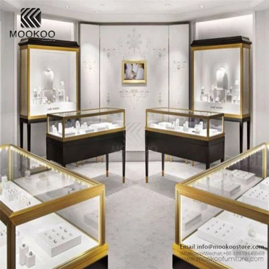 지면 서있는 보석 전시